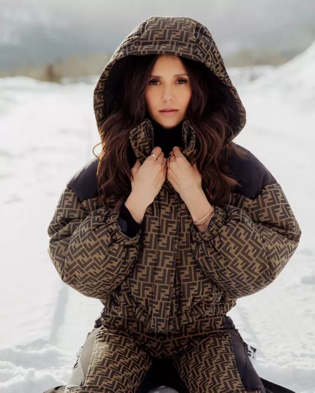 La tenue de ski Fendi porté par Nina Dobrev sur son compte Instagram @nina