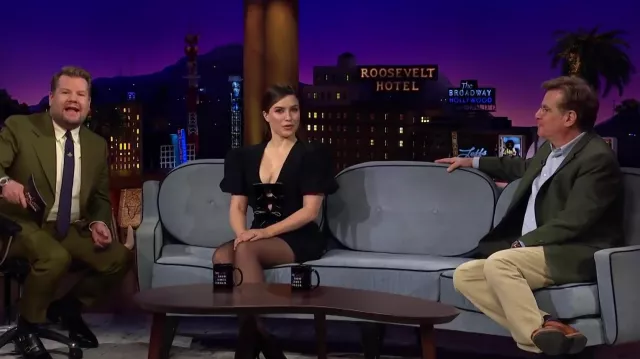 La robe noire Rebecca Vallance et les bijoux Anitako portés par Sophia Bush dans l'émission The Late Late Show with James Cor­den