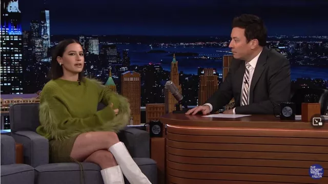 La jupe verte Lapointe portée par Ilana Glazer dans l'émission The Tonight Show Starring Jimmy Fallon le 27 janvier 2022