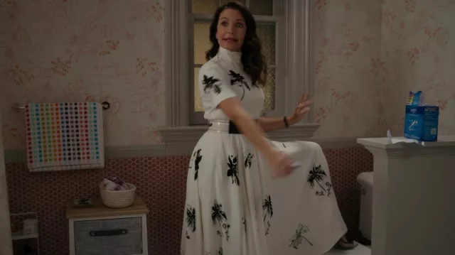 Prada Col Roulé Imprimé Floral Blanc Robe Longue portée par Charlotte York (Kristin Davis) comme on le voit dans Et Juste Comme Ça… Armoire (S01E09)