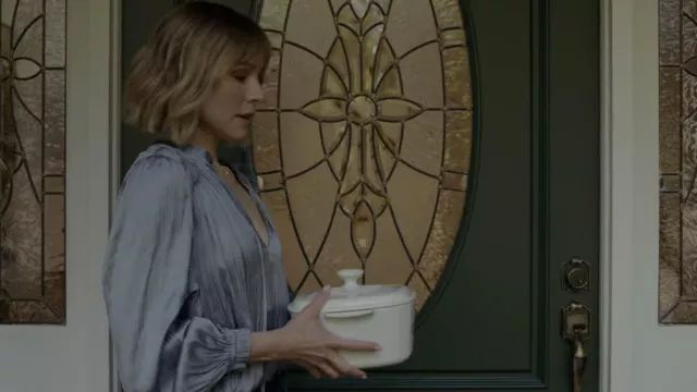 The blue-gray blouse worn by Anna (Kristen Bell) in the series The woman who lived opposite the girl at the window (Season 1 Episode 1)