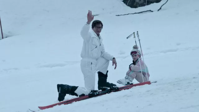 La tête des Bottes de Ski portées par Maurizio Gucci (Adam Driver) comme on le voit dans la Maison de Gucci