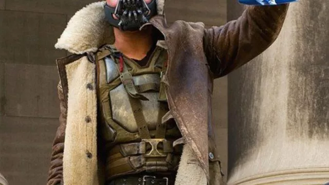 Le manteau en peau et fourrure porté par Bane (Tom Hardy) dans le film The Dark Knight Rises