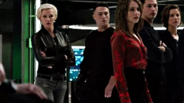 La blusa del equipo rojo usada por Thea Queen (Willa Holland) en Arrow (Temporada 8 Episodio 10)