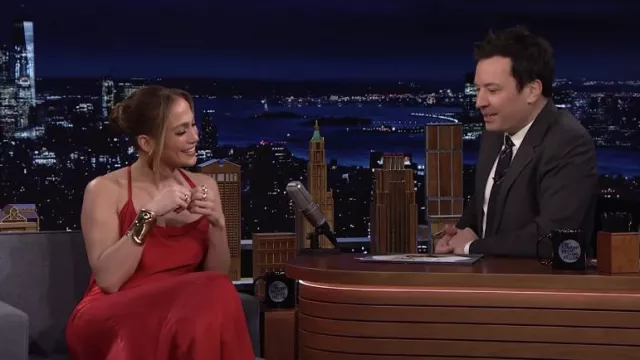 Robe rouge portée par Jennifer Lopez comme on le voit dans The Tonight Show Starring Jimmy Fallon le 4 février 2022