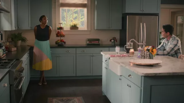 The navy blue dress with multicolored pleated skirt Ted Baker worn by Helen Decatur (Heather Headley) in the series A L&#39;ombre Des Magnolias (Season 2 Episode 4)