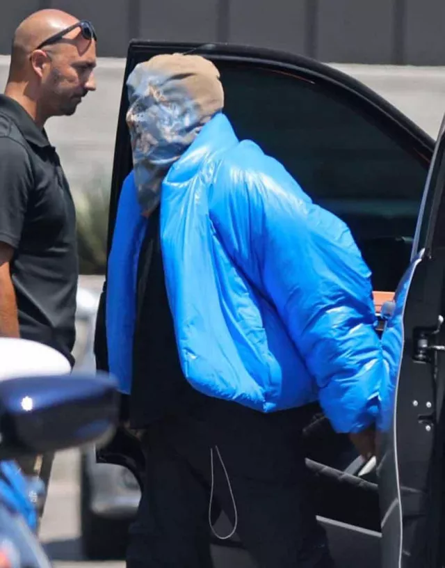 Gap x Yeezy chaqueta azul globo usada por Kanye West en la calle