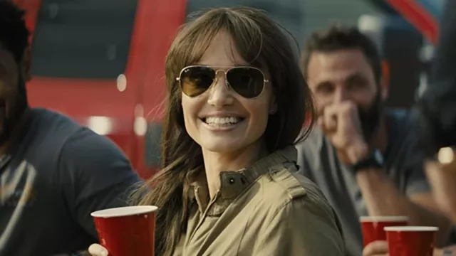 Les lunettes de soleil Ray-Ban portées par Hannah (Angelina Jolie) comme on le voit dans le film Ceux qui me souhaitent la mort
