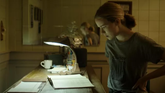 Camiseta de Cowboy Junkies usada por Roscoe (Willa Fitzgerald) en los atuendos del programa de televisión Reacher (Temporada 1 Episodio 5)