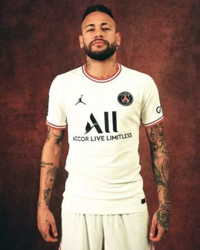 Le 4ème maillot du PSG Nike en blanc pour la saison 2021-22 porté par Neymar sur le compte Instagram de @psg