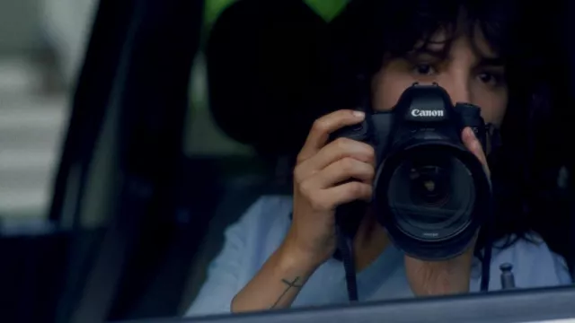 Appareil photo Canon utilisé par Fran (Eiza González) comme on le voit dans le film I Care a Lot