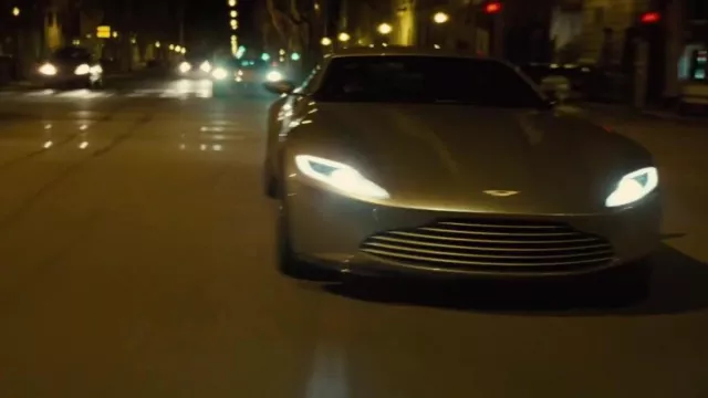Aston Martin DB10 Supercar pilotée par 007 / James Bond (Daniel Craig) dans le film Spectre