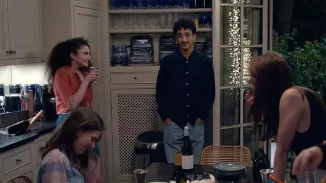 La chemise bleu marine portée par Nezir (Younes Boucif) dans la série Drôle (Saison 1)