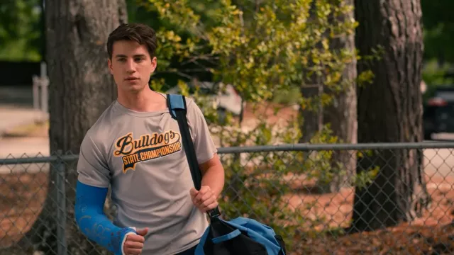 Bulldogs State Championship T-Shirt porté par Tyler &#39;Ty&#39; Townsend (Carson Rowland) dans Sweet Magnolias série Tv (S02E03)