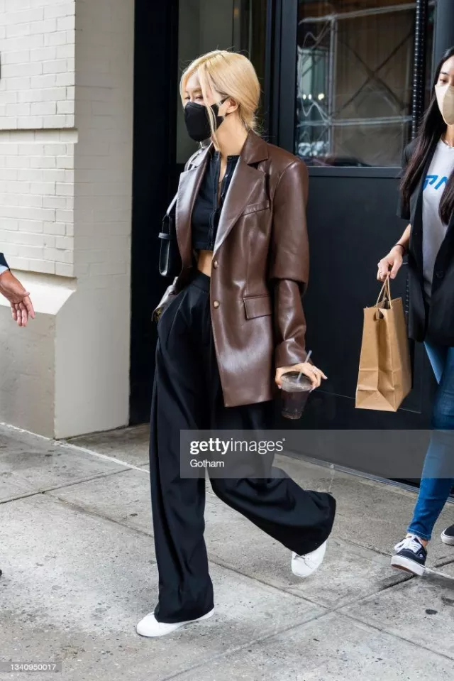 Le pantalon noir oversize  Saint Laurent porté par Rosé des Blackpink à New York dans le quartier de SoHo le 17 septembre 2021