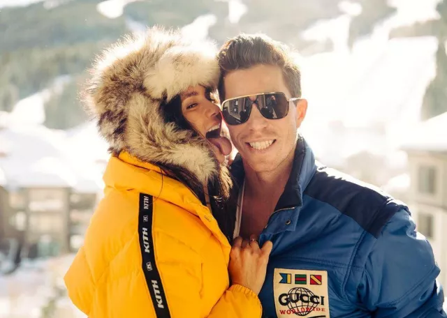 La tenue de ski jaune Bogner et la doudoune Kith portés par Nina Dobrev sur son compte Instagram @nina