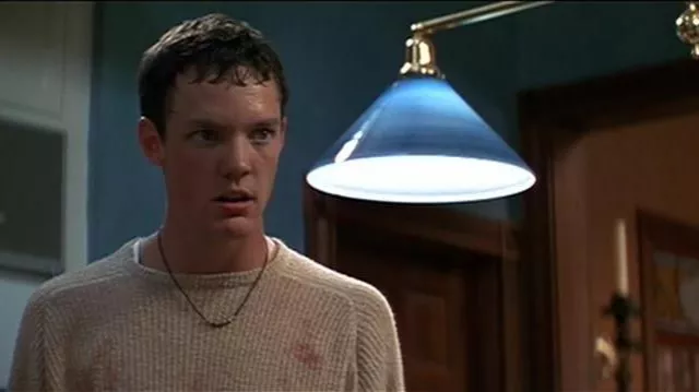 The beige sweater with long sleeves of Stuart Macher (Matthew Lillard) in the movie Scream