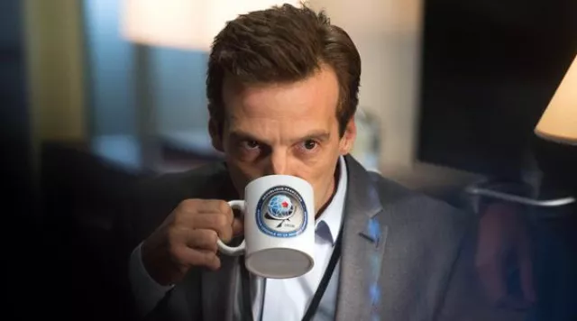 Le mug de la DGSE utilisé par Malotru (Mathieu Kassovitz) dans la série Le Bureau des Légendes (Saison 2)