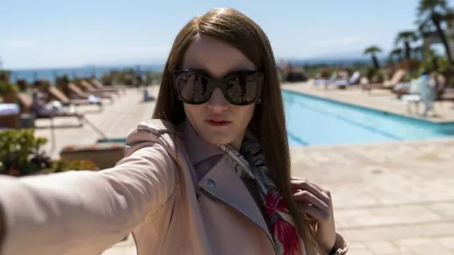 Black oversized sunglasses worn by Anna Delvey (Ju­lia Gar­ner) in Inventing Anna TV show (Season 1 Episode 7)