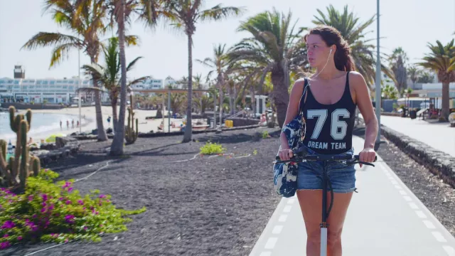 The strapless jersey Zara 76 Dream Team worn by Cassandre (Adèle Exarchopoulos) in the film Nothing to fuck