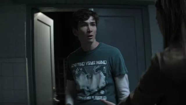 "Expand your mind" t-shirt worn by Theo Engler (Dylan Arnold) in You TV series wardrobe (Season 3 Episode 9)