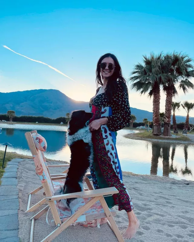 La robe et les lunettes de soleil portés par Nina Dobrev sur son compte Instagram @nina