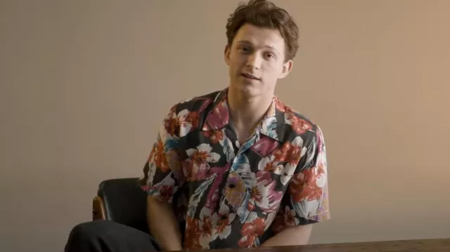 La chemise à imprimé floral Saint Laurent portée par Tom Holland sur Tom Holland réagit à Cherry : « Je me suis disloqué la cheville pendant le tournage » Vidéo YouTube de British GQ
