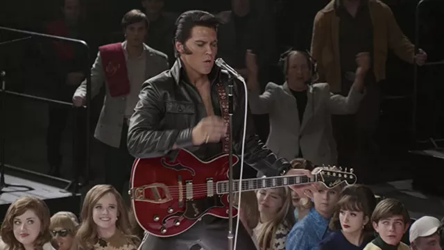 Guitare électrique Hagstrom utilisée par Elvis Presley (Austin Butler) comme on le voit dans le film Elvis
