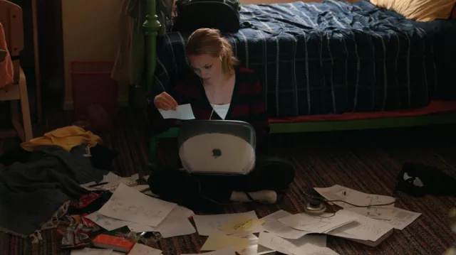 Apple iBook G3 Lap­top used by Elizabeth Holmes (Amanda Seyfried) as seen in The Dropout TV series (S01E01)