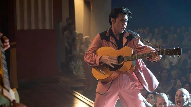 Pink Blazer porté par Elvis Presley (Austin Butler) dans le film Elvis