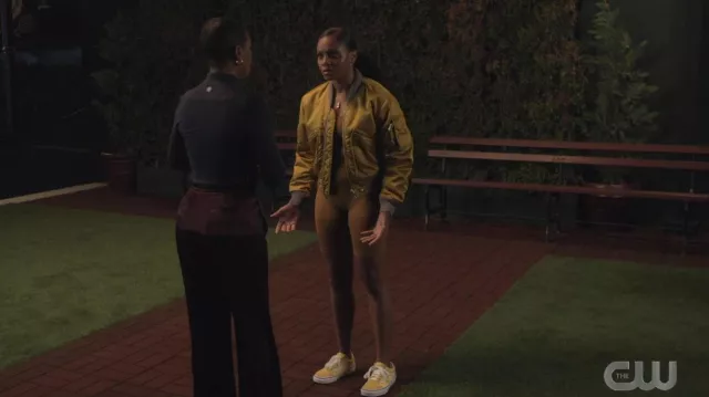 Vans Yellow Sneakers porté par Simone Hicks (Geffri Maya Hightower) vu dans la garde-robe de la série télévisée All American: Homecoming (S01E02)
