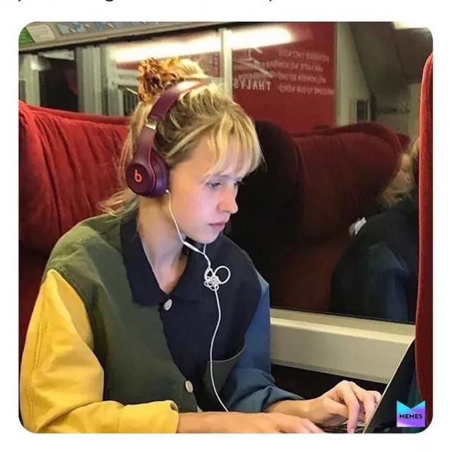 The color block shirt worn by Angèle on @angele_vl_memes's Instagram account