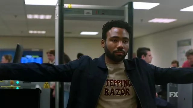 T-shirt Stepping Razor porté par Earnest 'Earn' Marks (Donald Glover) dans les tenues de la série télévisée Atlanta (saison 3 épisode 1)