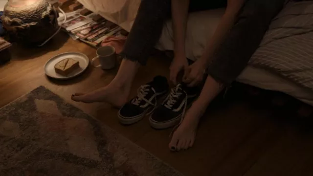 Baskets noires Vans Old Skool portées par Andy Oliver (Bella Heathcote) comme on le voit dans l’émission Pieces Of Her TV (S01E01)