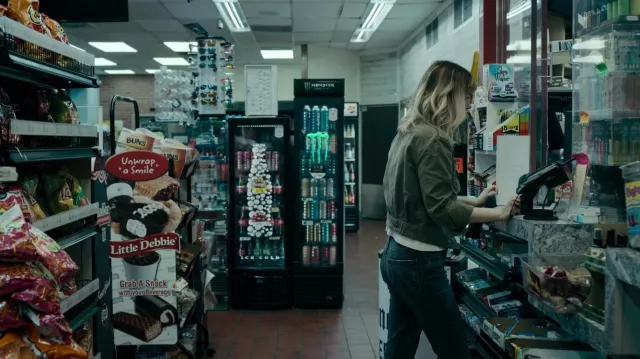 Mother The Hustler Ankle Fray Flared Jeans in Shaking Things Up worn by Andy Oliver (Bella Heathcote) as seen in Pieces Of Her TV series (S01E02)