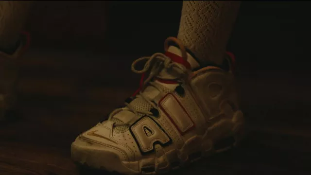 Nike Air More Uptempo Rayguns Sneakers portées par Cassie Howard (Sydney Sweeney) comme vu dans la série télévisée Euphoria (S02E08)