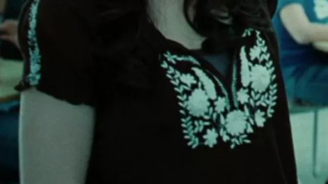 The black blouse with white embroidery by Bella Swan (Kristen Stewart) in the movie Twilight, chapter 1: Fascination