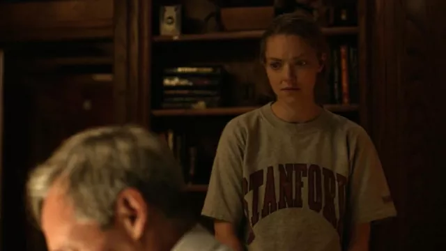 Stanford T-Shirt of Elizabeth Holmes (Amanda Seyfried) in The Dropout (S01E01)
