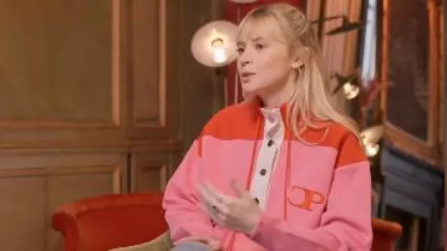 The zipped sweatshirt with pink and orange collar Claudie Pierlot worn by Angèle in the show Désir: What women want