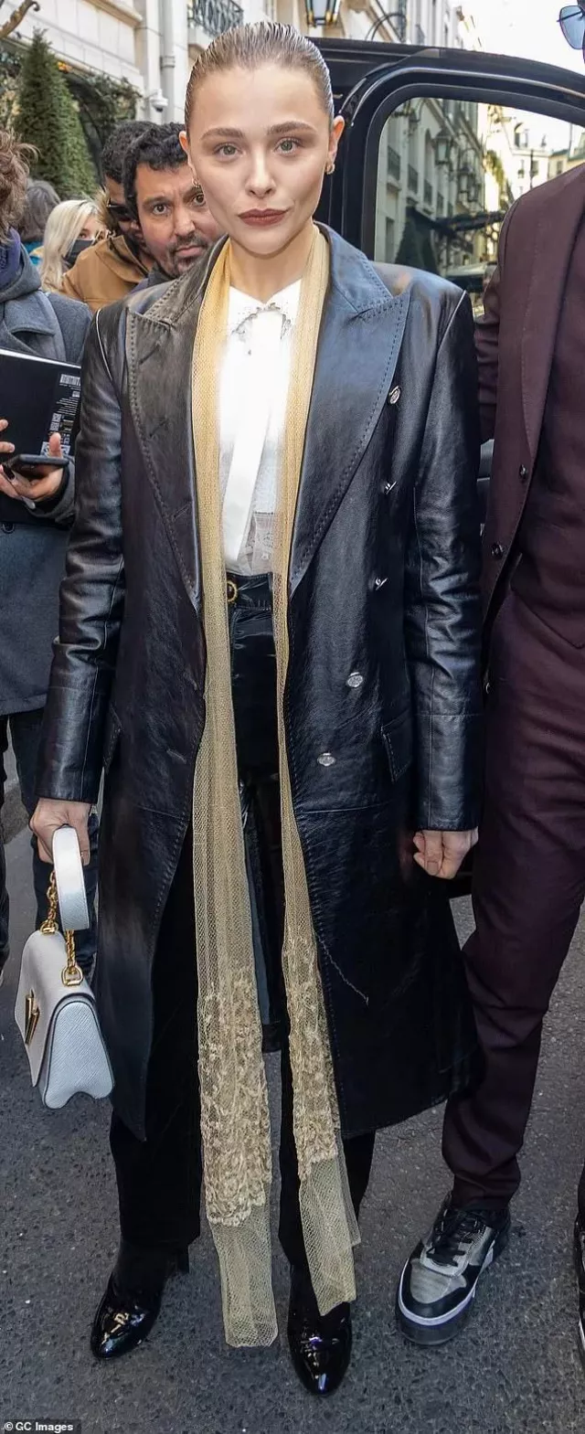 Le long manteau en cuir Louis Vuitton portée par Chloë Grace Moretz lors du défilé Louis Vuitton Fall Winter 22/23 à la Fashion Week de Paris - 07.03.22