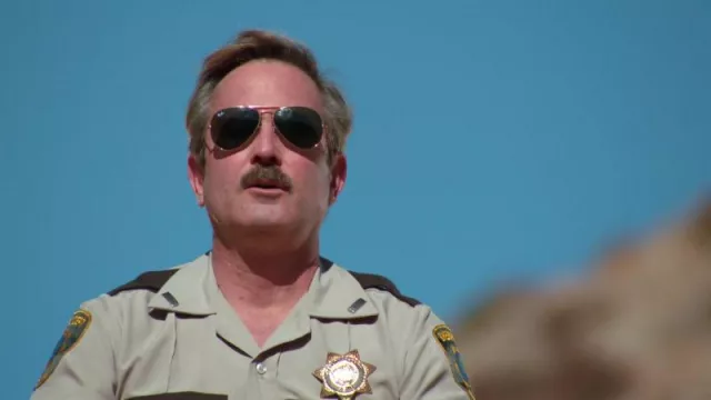 Lunettes de soleil Ray-Ban portées par le lieutenant Jim Dangle (Thomas Lennon) comme on le voit dans Reno 911! Série télévisée (saison 8 épisode 11)