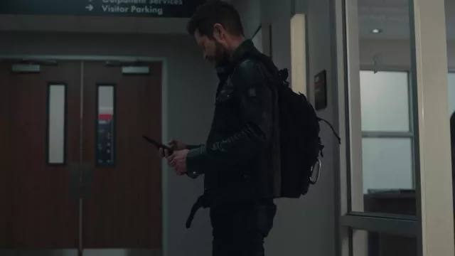Chaqueta de cuero Belstaff usada por Conrad Hawkins (Matt Czuchry) como se ve en los atuendos del programa de televisión The Resident (S05E15)