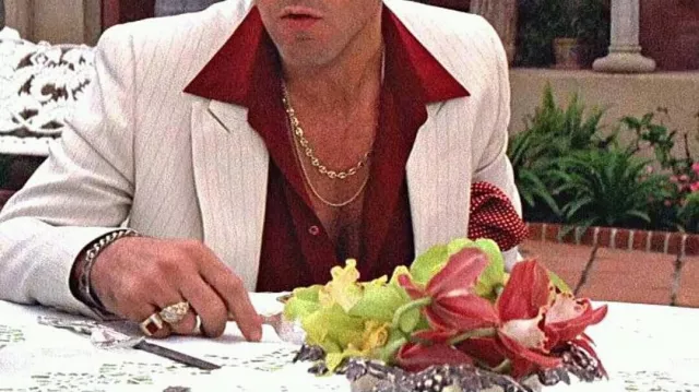 Bague dorée avec un rubis rouge porté par Tony Montana (Al Pacino) dans la garde-robe du film Scarface