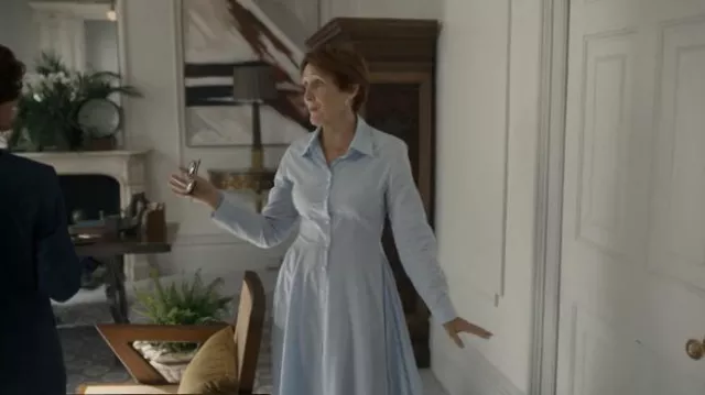 Evi Grintela Coton popeline Maxi Shirt Robe en bleu clair portée par Carolyn Martens (Fiona Shaw) comme on le voit dans les tenues de la série télévisée Killing Eve (Saison 4 Episode 1)