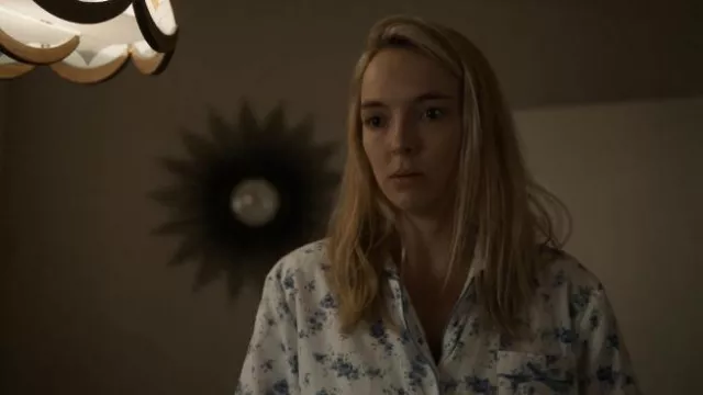 Pyjama blanc imprimé floral porté par Villanelle (Jodie Comer) vu dans Killing Eve (S04E01)