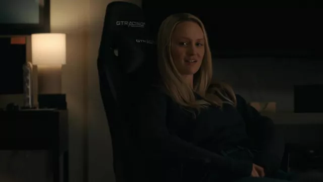 Chaise de jeu GTRACING utilisée par Austin Geidt (Kerry Bishé) telle que vue dans les tenues de la série télévisée Super Pumped (saison 1 épisode 3)