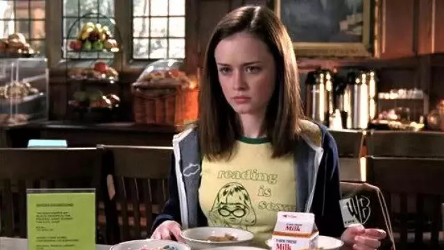 Reading Is Sexy T-shirt in yellow worn by Rory Gilmore (Alexis Bledel) in Gilmore Girls TV series outfits (Season 5 Episode 14)