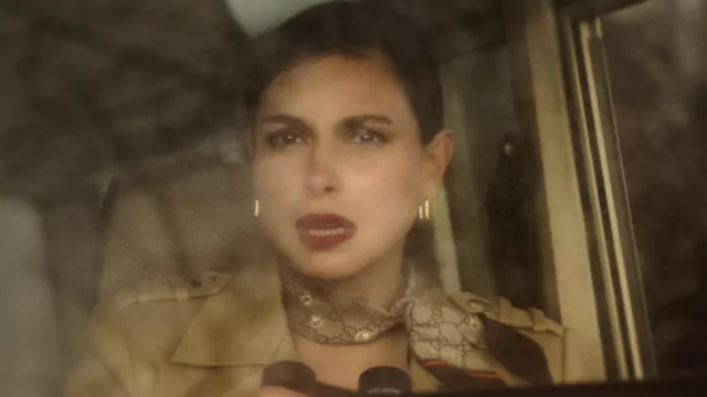 Gucci GG y bufanda de sarga de seda de jacquard de abeja usada por Elena Federova (Morena Baccarin) como se ve en los atuendos de la serie de televisión The Endgame (Temporada 1 Episodio 4)