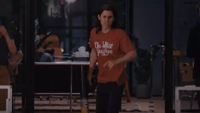 Do What You Love T-Shirt porté par Adam Neumann (Jared Leto) dans la garde-robe de la série télévisée WeCrashed (Saison 1 Episode 3)