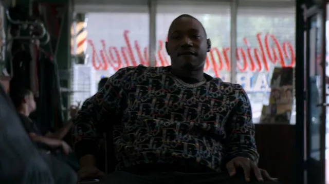 Pull oblique Dior en jacquard de laine bleu marine porté par Jenard Sampson (Kris D. Lofton) comme on le voit dans Power Book IV: Force (S01E07)